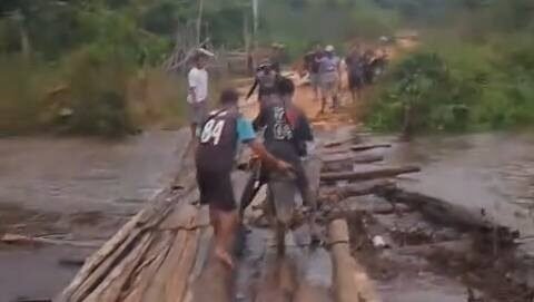 Kondisi jembatan penghubung yang mengalami kerusakan di Desa Sungai Antu Hulu, Kecamatan Belitang Hulu, Kabupaten Sekadau, yang terpaksa diperbaiki secara swadaya oleh warga.