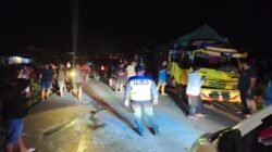 Tiga truk angkutan barang terlibat insiden kecelakaan beruntun di Sekadau pada Rabu malam. Dua korban luka langsung dievakuasi warga ke RSUD setempat.