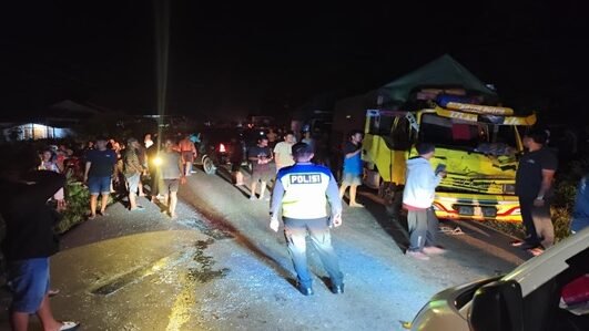 Tiga truk angkutan barang terlibat insiden kecelakaan beruntun di Sekadau pada Rabu malam. Dua korban luka langsung dievakuasi warga ke RSUD setempat.