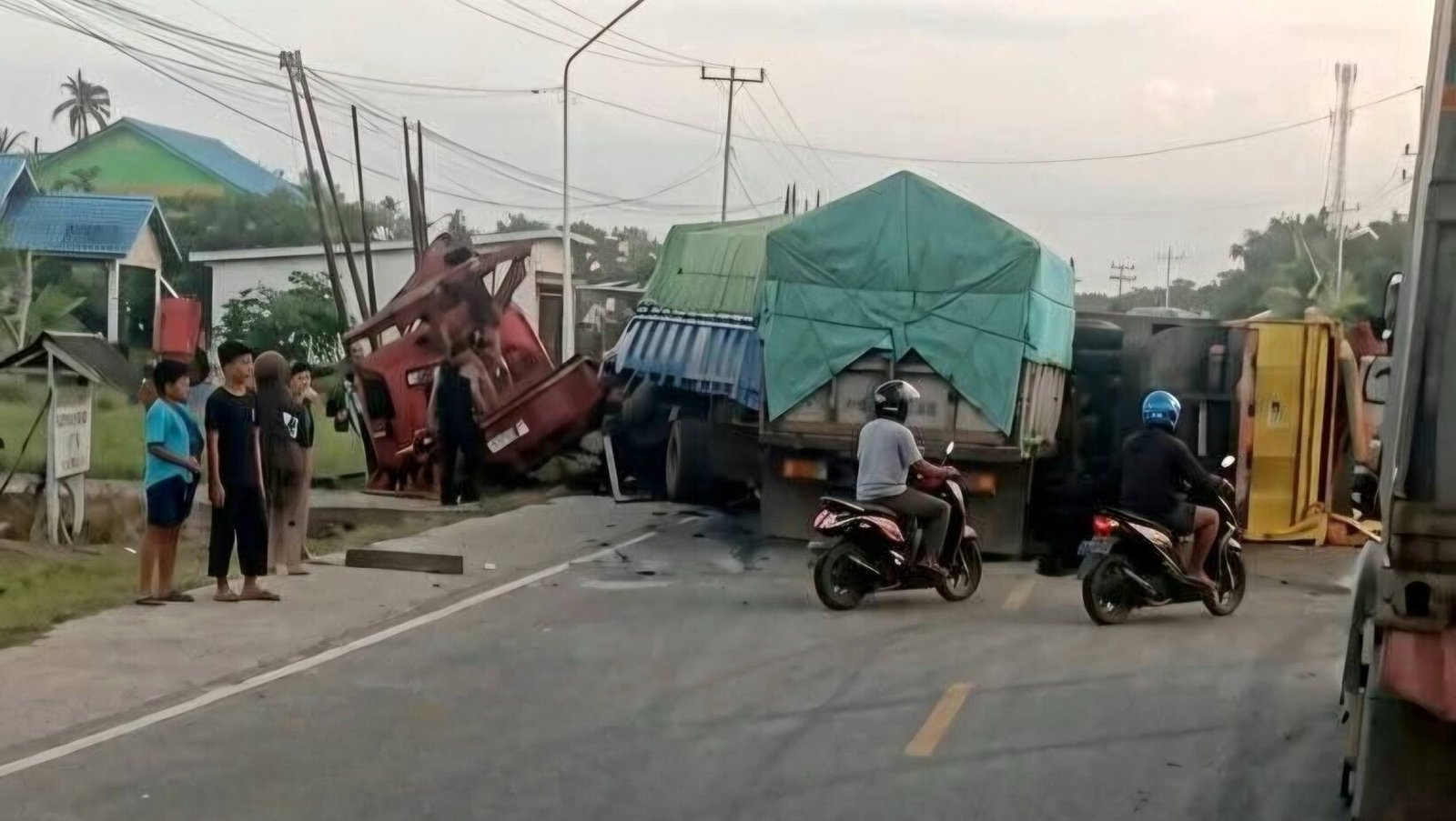 Kondisi kepadatan arus lalu lintas dan posisi kendaraan pascainsiden kecelakaan beruntun yang melibatkan lima armada truk di Jalan Raya Desa Pasir, Mempawah Hilir.