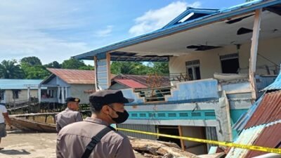 Kondisi bangunan rumah warga berlantai dua di Desa Gonis Tekam yang mengalami kerusakan parah akibat pondasi yang amblas ke dalam tanah.