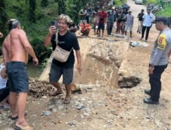 Dump Truk Terperosok, Sebagian Badan Jalan Jembatan di Meliau Sanggau Jebol Tergerus Air