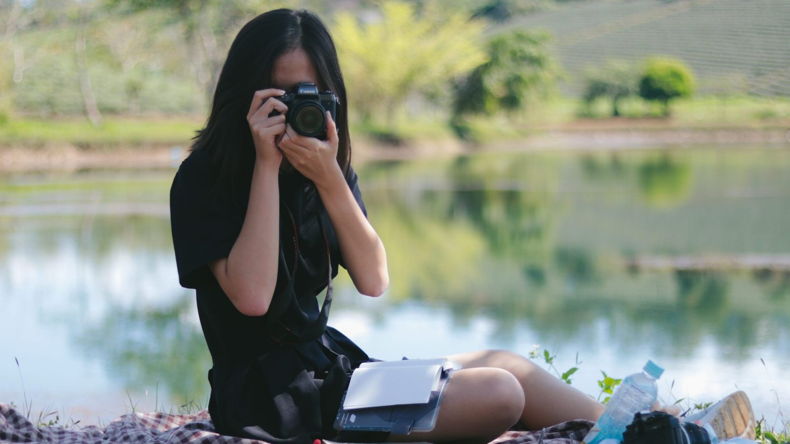 "Jurnalis Gen Z kini mulai menerapkan slow living untuk menjaga kesehatan mental di tengah tekanan berita. Simak 5 cara melambat namun tetap produktif."