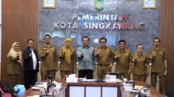 Wakil Wali Kota Singkawang Muhammadin bersama Konsul Jenderal RI Kuching Abdullah Zulkifli saat membahas peluang kerja sama ekonomi dan pariwisata lintas perbatasan.