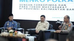 "Menko Polkam Djamari Chaniago menyoroti pergeseran ancaman kedaulatan ke ruang digital saat berkunjung ke Pontianak. Pemerintah juga memastikan stok BBM dan gas aman."