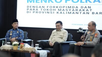 "Menko Polkam Djamari Chaniago menyoroti pergeseran ancaman kedaulatan ke ruang digital saat berkunjung ke Pontianak. Pemerintah juga memastikan stok BBM dan gas aman."