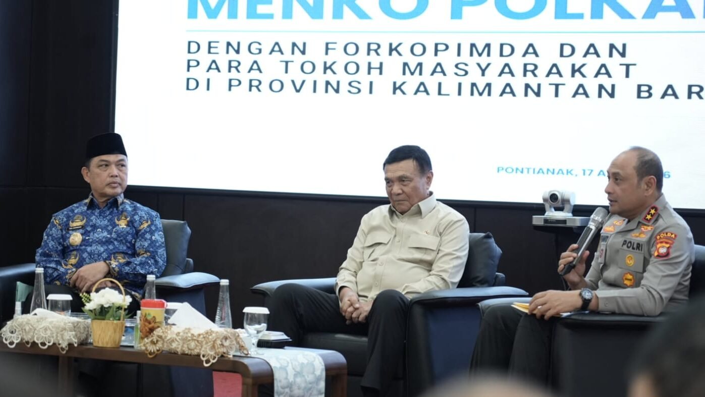 "Menko Polkam Djamari Chaniago menyoroti pergeseran ancaman kedaulatan ke ruang digital saat berkunjung ke Pontianak. Pemerintah juga memastikan stok BBM dan gas aman."