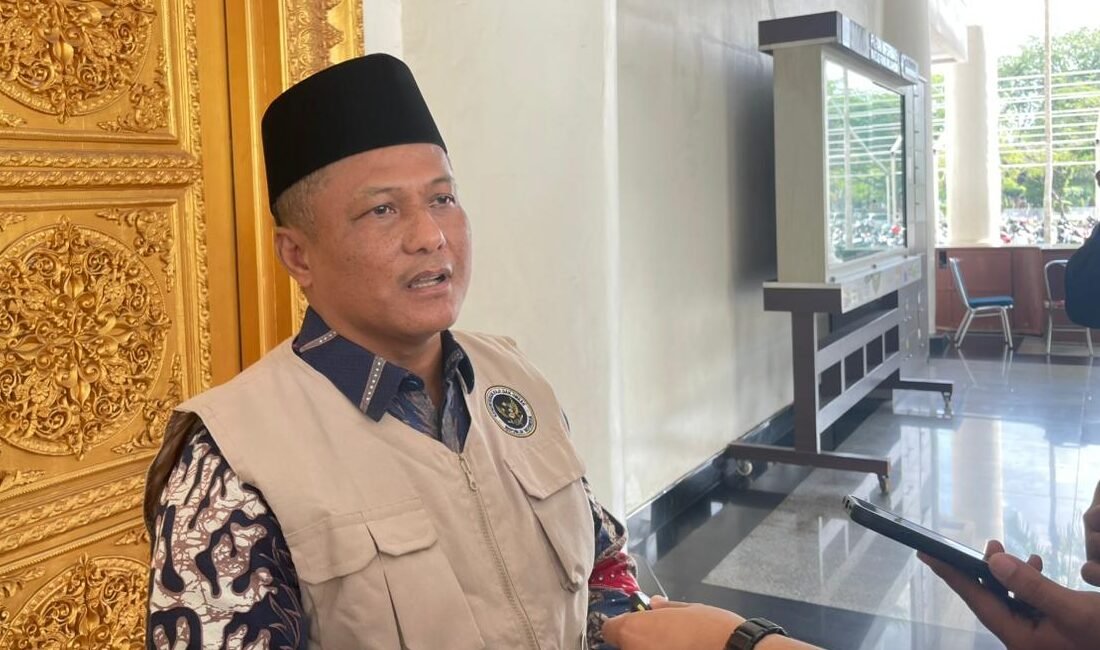 "Kepala Kantor Kementerian Agama Kota Pontianak, Muslimin, merinci persiapan keberangkatan 1.508 jemaah haji, termasuk kucuran subsidi transportasi dari Pemkot."