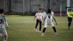 Wali Kota Pontianak Edi Rusdi Kamtono tengah menggiring bola saat berlaga dalam pertandingan persahabatan pembukaan POPDA 2026 antara tim PS Pemkot melawan Journalist FC. (Dok. HO/Faktakalbar.id)