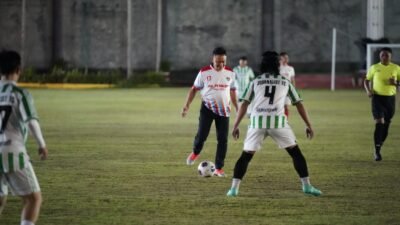 Wali Kota Pontianak Edi Rusdi Kamtono tengah menggiring bola saat berlaga dalam pertandingan persahabatan pembukaan POPDA 2026 antara tim PS Pemkot melawan Journalist FC. (Dok. HO/Faktakalbar.id)