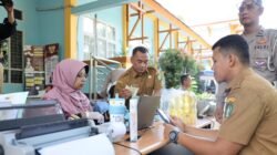 Petugas memberikan layanan pembayaran pajak daerah kepada masyarakat melalui program Go Kecamatan (Gokatan) di Kantor Kecamatan Pontianak Tenggara. (Dok. HO/Faktakalbar.id)