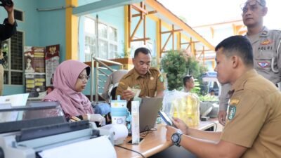 Petugas memberikan layanan pembayaran pajak daerah kepada masyarakat melalui program Go Kecamatan (Gokatan) di Kantor Kecamatan Pontianak Tenggara. (Dok. HO/Faktakalbar.id)