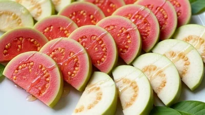 "Sering bingung memilih antara jambu biji merah dan putih? Cari tahu perbedaan kandungan nutrisi serta mana yang lebih baik untuk kesehatan tubuh Anda."