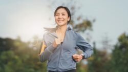 "Masih bingung menentukan waktu makan saat lari pagi? Simak perbandingan manfaat sarapan sebelum atau sesudah jogging bagi pembakaran lemak dan energi tubuh."