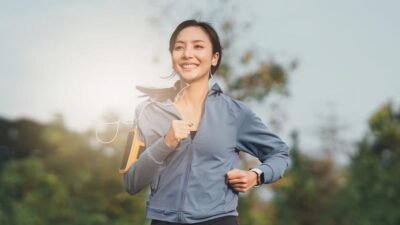 "Masih bingung menentukan waktu makan saat lari pagi? Simak perbandingan manfaat sarapan sebelum atau sesudah jogging bagi pembakaran lemak dan energi tubuh."