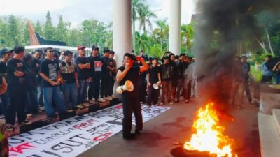 "Mahasiswa BEM KB Untan geruduk DPRD Kalbar. Mereka menuntut pengusutan kasus penyiraman air keras Andri Yunus dan reformasi institusi TNI-Polri."
