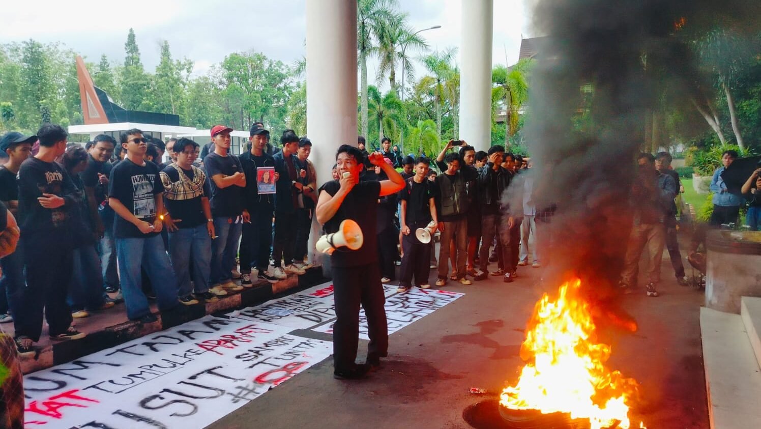 "Mahasiswa BEM KB Untan geruduk DPRD Kalbar. Mereka menuntut pengusutan kasus penyiraman air keras Andri Yunus dan reformasi institusi TNI-Polri."