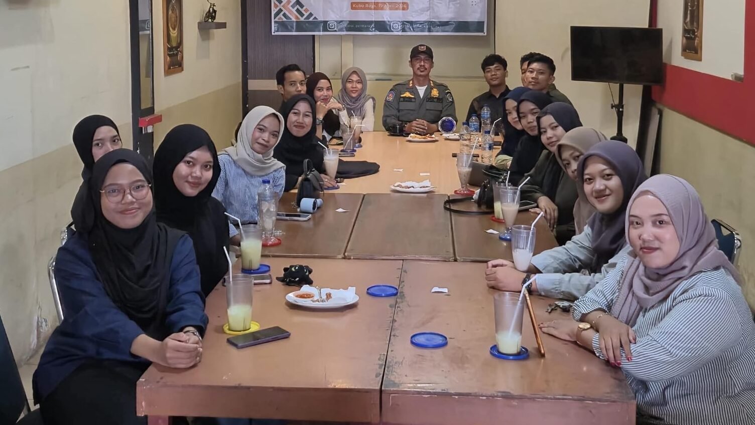 "Mahasiswa dan pemuda Kubu Raya gelar diskusi bersama Satpol PP. Generasi muda didorong turun tangan langsung merawat ketertiban umum dan lingkungan."