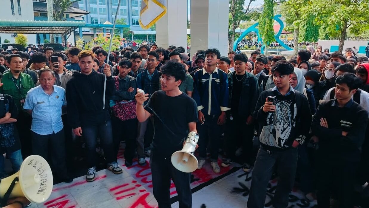 "Aliansi Mahasiswa Polnep gelar aksi di rektorat tuntut kejelasan dugaan pemecatan satpam sepihak dan perbaikan birokrasi kampus yang berbelit."