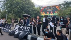 "Mahasiswa Pontianak gelar Aksi Kamisan di Bundaran Digulis (2/4). Menuntut penuntasan kasus pelanggaran HAM dan penguatan supremasi sipil dalam demokrasi."