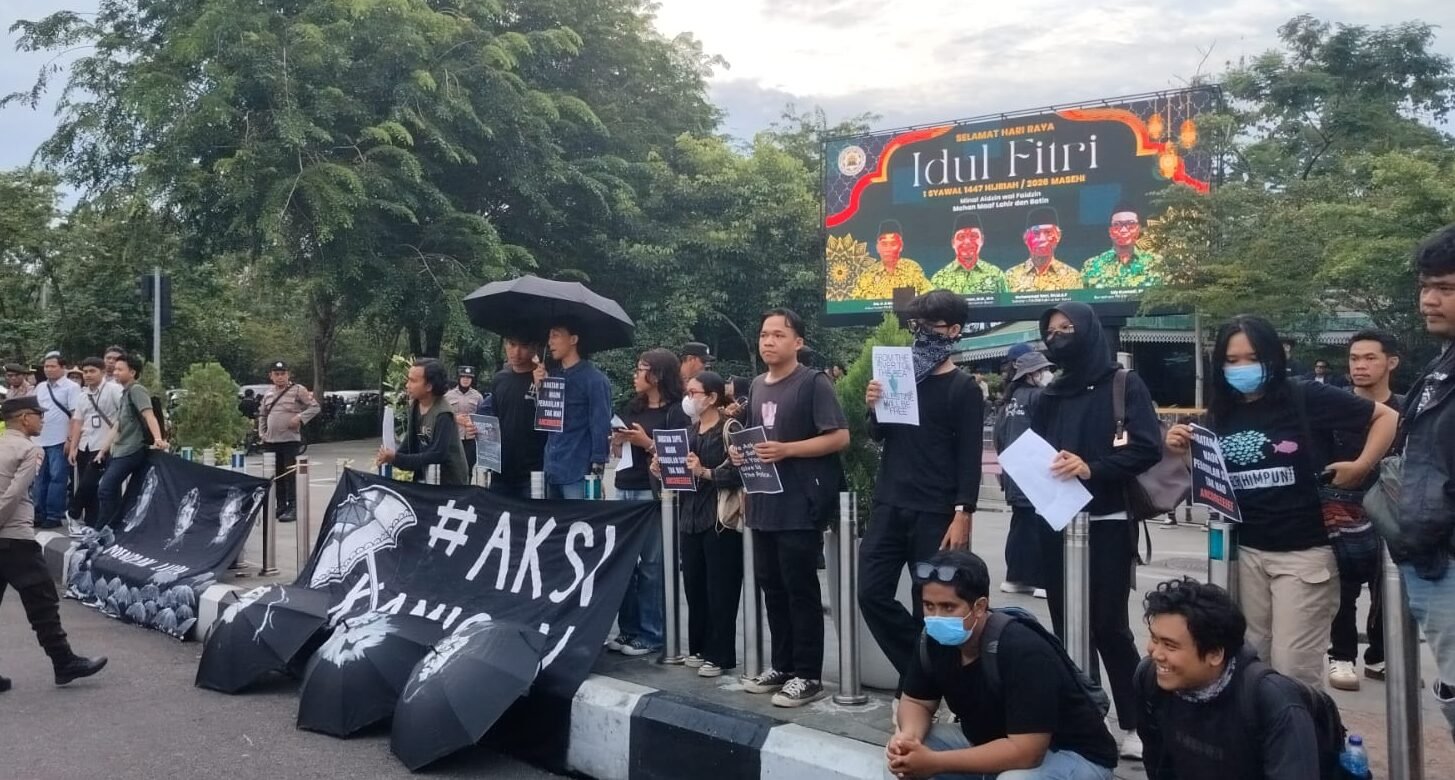 "Mahasiswa Pontianak gelar Aksi Kamisan di Bundaran Digulis (2/4). Menuntut penuntasan kasus pelanggaran HAM dan penguatan supremasi sipil dalam demokrasi."