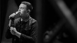 "Penasaran dengan arti di balik lirik puitis Tulus? Simak ulasan makna lagu Langit Abu-abu yang menggambarkan perasaan bimbang dan keikhlasan."