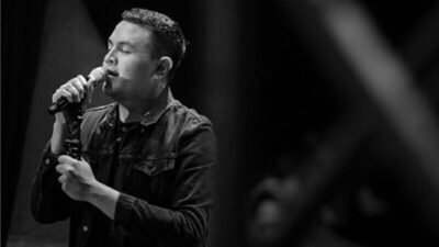 "Penasaran dengan arti di balik lirik puitis Tulus? Simak ulasan makna lagu Langit Abu-abu yang menggambarkan perasaan bimbang dan keikhlasan."