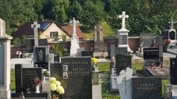 "Membedah makna lagu Sesi Potret karya Enau ft. Ari Lesmana. Sebuah refleksi psikologis tentang luka dukacita, penyesalan, dan beratnya mengikhlaskan keluarga."