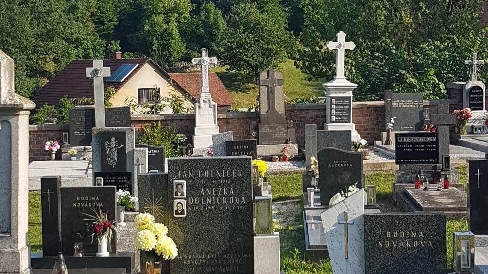 "Membedah makna lagu Sesi Potret karya Enau ft. Ari Lesmana. Sebuah refleksi psikologis tentang luka dukacita, penyesalan, dan beratnya mengikhlaskan keluarga."