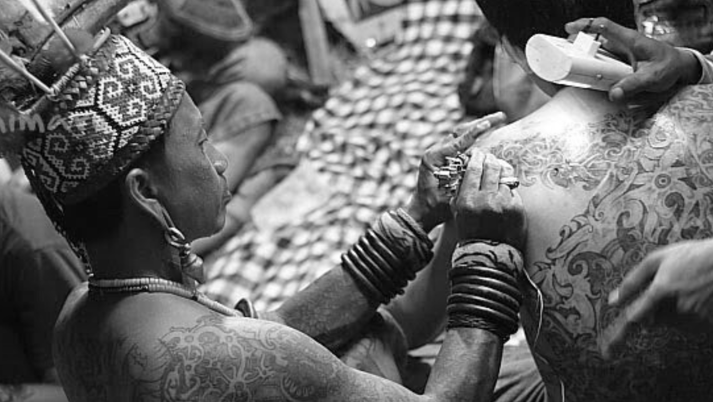"Bagi masyarakat Dayak di Kalimantan, tato bukan sekadar tren gaya hidup, melainkan simbol identitas, rekam jejak, dan spiritualitas. Kenali makna di balik motifnya."