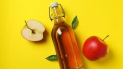 Ilustrasi larutan sari cuka apel murni yang dipercaya memiliki khasiat membantu mengontrol lonjakan gula darah dan kadar kolesterol dalam tubuh.