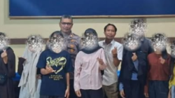 Jajaran kepolisian bersama pihak UPTD PPA saat memfasilitasi proses mediasi dan pembinaan guna menyelesaikan insiden perundungan anak di Kabupaten Sambas.