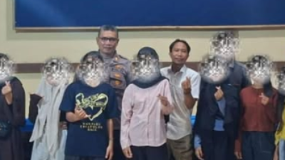 Jajaran kepolisian bersama pihak UPTD PPA saat memfasilitasi proses mediasi dan pembinaan guna menyelesaikan insiden perundungan anak di Kabupaten Sambas.