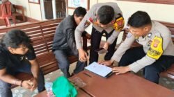 Suasana mediasi penyelesaian kasus kecelakaan lalu lintas di Mapolsek Sekayam yang difasilitasi aparat dan berakhir dengan kesepakatan damai secara kekeluargaan.