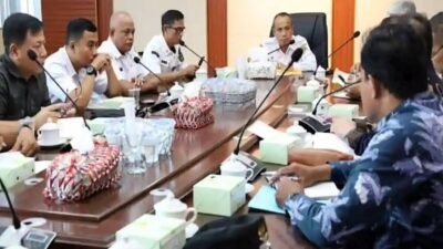 Sekretaris Daerah Ketapang, Repalianto, saat memimpin forum mediasi antara perwakilan koperasi masyarakat dan manajemen PT Agro Lestari Mandiri di Ruang Rapat Bupati, Rabu (1/4/2026).