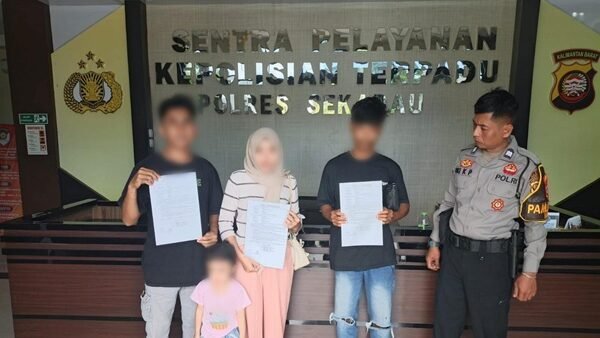 Mediasi dan penyelesaian secara kekeluargaan terkait insiden penipuan pengisian saldo digital yang difasilitasi aparat di ruang SPKT Polres Sekadau.