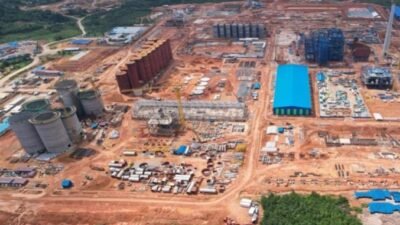 "Megaproyek hilirisasi PT Inalum senilai miliaran dolar di Mempawah menyasar pembebasan lahan dan rencana pembangunan PLTU yang berpotensi berdampak pada ruang hidup warga."