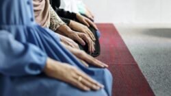 "ILUSTRASI -Menelusuri makna hidup melalui Surah As-Sajdah di tengah hiruk-pikuk era digital. Temukan kedamaian spiritual melalui sujud dan tahajud untuk Gen Z dan milenial."