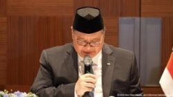 Menteri Koordinator Bidang Perekonomian Airlangga Hartarto saat memaparkan aturan baru mengenai sistem kerja aparatur negara secara virtual di Jakarta.