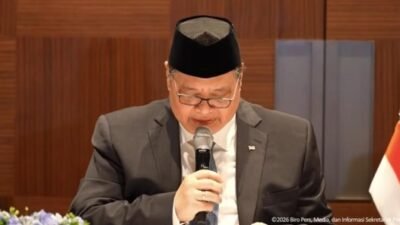 Menteri Koordinator Bidang Perekonomian Airlangga Hartarto saat memaparkan aturan baru mengenai sistem kerja aparatur negara secara virtual di Jakarta.