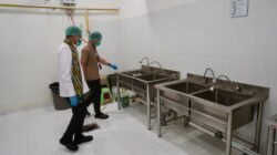 Menko Polkam Djamari Chaniago didampingi Gubernur Kalbar saat meninjau standar kelayakan dapur di Satuan Pelayanan Pemenuhan Gizi Yayasan Lian Asa Borneo, Jalan Suwignyo, Pontianak.