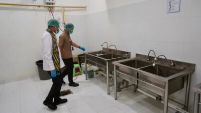 Menko Polkam Djamari Chaniago didampingi Gubernur Kalbar saat meninjau standar kelayakan dapur di Satuan Pelayanan Pemenuhan Gizi Yayasan Lian Asa Borneo, Jalan Suwignyo, Pontianak.