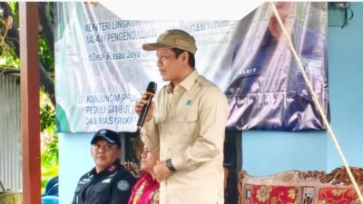 Menteri Lingkungan Hidup Hanif Faisol Nurofiq memberikan arahan terkait kesiapsiagaan karhutla saat kunjungan kerja di Desa Rasau Jaya Umum, Kubu Raya. (Dok. HO/Faktakalbar.id)