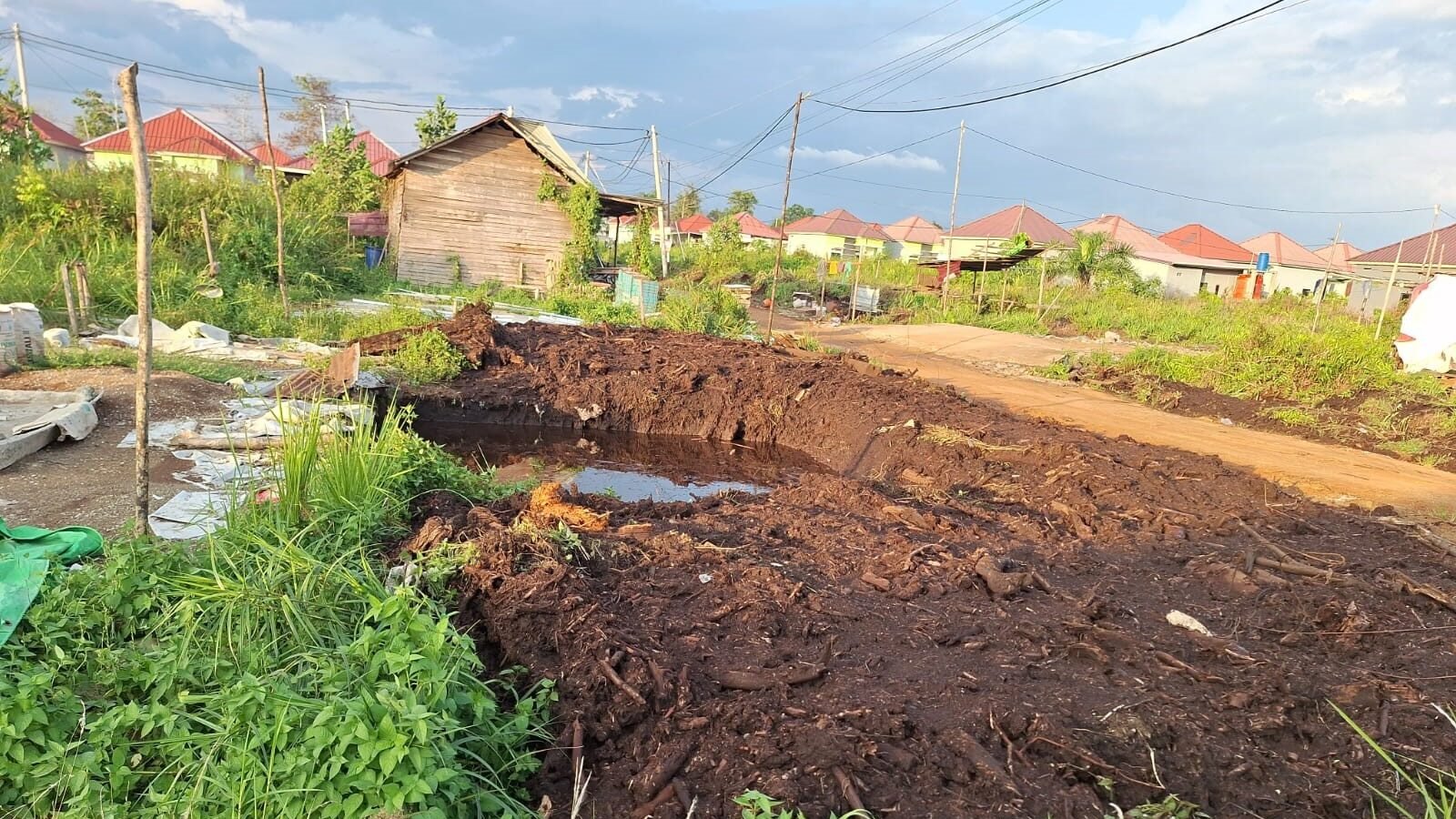 Proses normalisasi parit dan pembangunan embung di wilayah Kabupaten Kubu Raya sebagai langkah pencegahan kebakaran hutan dan lahan.