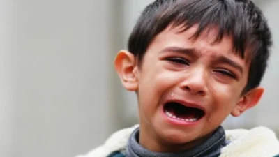 "Benarkah anak kecil menangis saat melihatmu artinya kamu orang jahat? Simak fakta psikologis di balik stranger anxiety dan sensorik anak yang sensitif."