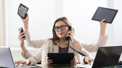 "Sering melakukan banyak pekerjaan sekaligus agar cepat selesai? Waspada, kenali lima dampak buruk multitasking yang justru bisa merusak fokus dan mentalmu."