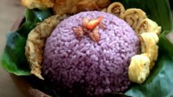 "Mencampur beras dengan potongan ubi ungu saat menanak nasi ternyata menyimpan segudang kebaikan. Ketahui lima manfaat luar biasanya bagi kesehatan tubuh."