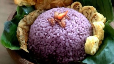 "Mencampur beras dengan potongan ubi ungu saat menanak nasi ternyata menyimpan segudang kebaikan. Ketahui lima manfaat luar biasanya bagi kesehatan tubuh."
