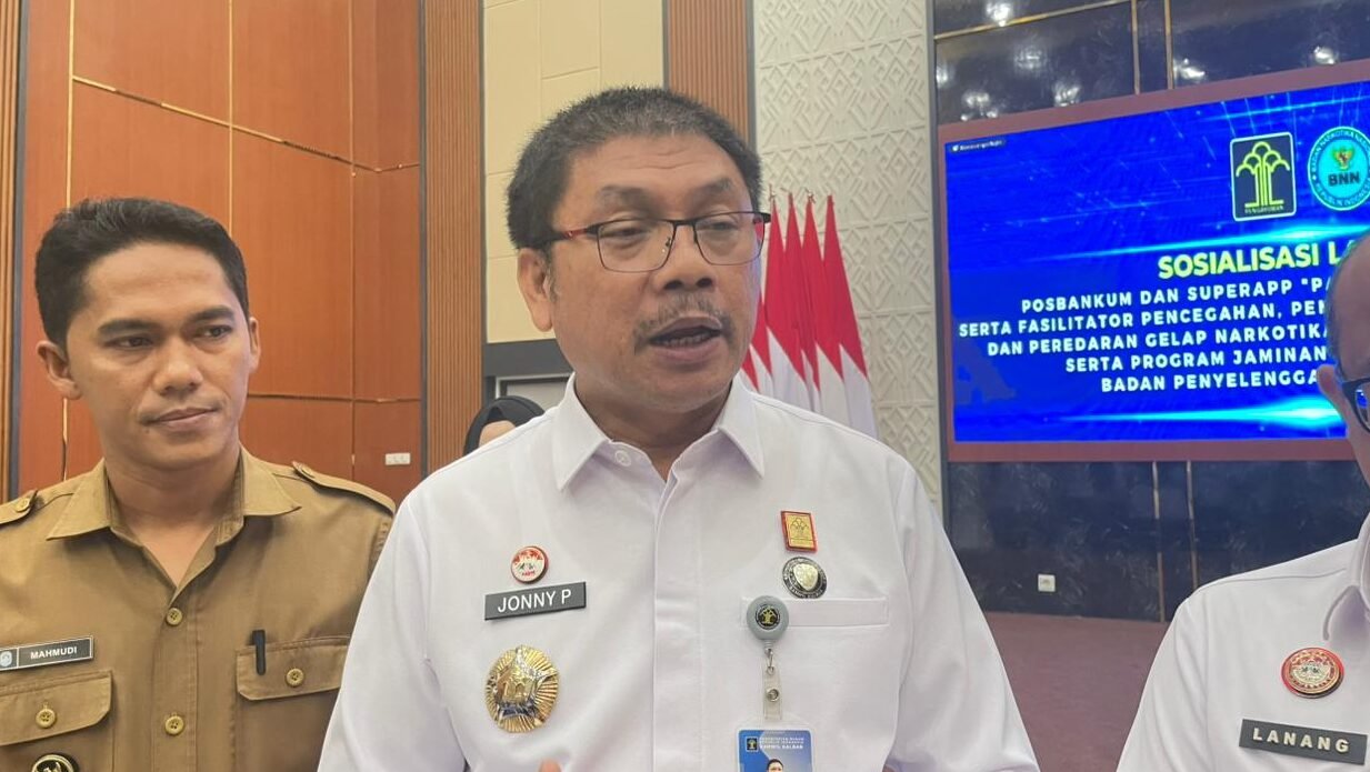 "Peluncuran SuperApp Kemenkum hadapi tantangan sinyal di Kalbar. Simak solusi Kemenkum Kalbar bagi warga di wilayah minim akses internet."