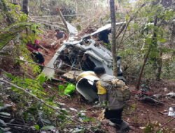 KNKT dan Polri Gelar Olah TKP Investigasi Jatuhnya Helikopter PK-CFX di Sekadau